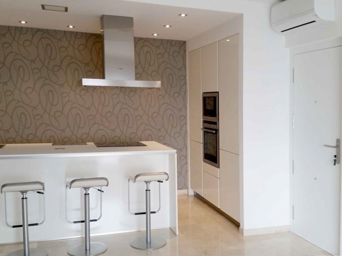 Cocina blanca moderna con papel de pared marrón con motivos