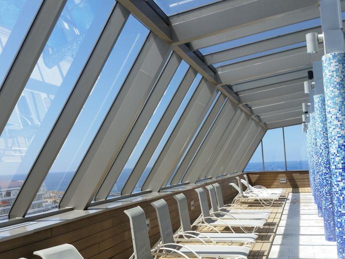 Espacio de piscina con cristalera que da vistas al mar